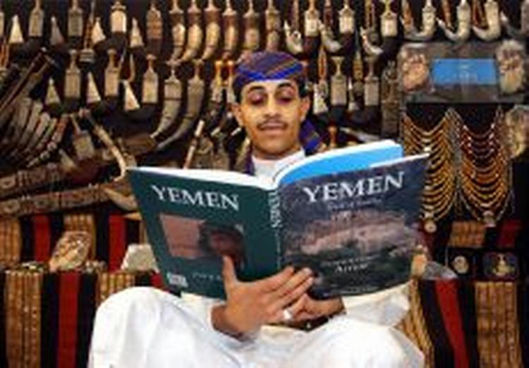 ARABISK PROFIL. Kahaled Shamia fra Yemen i landets udstilling på Bogmessen i Frankfurt. 'Den arabiske verden' er æresgæster på årets messe. - Foto: Bernd Kammerer/AP 