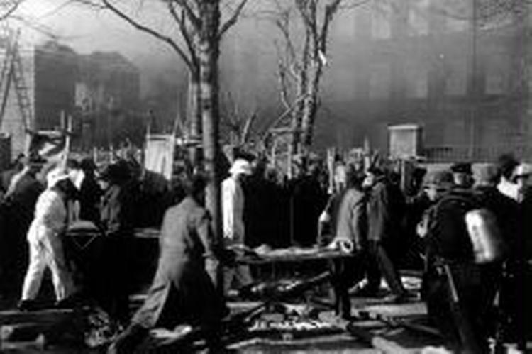 REDNINGSARBEJDE. »Alle folk var taget ind til byen for at se, om der var noget, de kunne hjælpe med«, husker Bibliopatens moder om den dag, den franske skole blev bombet.   Arkivfoto: M. Thomsen 