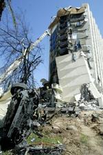 Ti etager af en fløj af Hotel Hilton i Taba styrtede sammen ved angrebet. - Foto: AP 