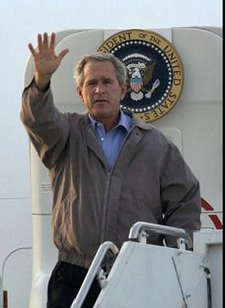 George W. Bush på vej til den anden af i alt tre tv-debatter. Nye tal for beskæftigelsen giver Bush problemer. - Foto: AP 