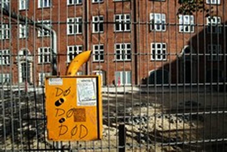 Et metalhegn holder Mariakirkens naboejendom skarpt adskilt fra de narkomaner, der færdes på pladsen foran kirken. De brugte kanyler ender ikke altid i de opsatte beholdere.   Foto: Klaus Holsting 