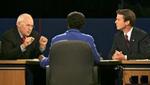 Dick Cheney (tv.) sendte seerne hen til en Bushkritisk hjemmeside under tv-debatten med demokraten John Edwards. - Foto: AP 