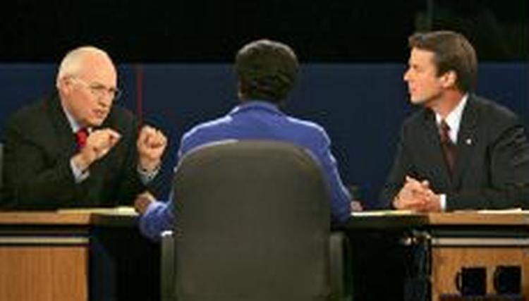 Dick Cheney (tv.) sendte seerne hen til en Bushkritisk hjemmeside under tv-debatten med demokraten John Edwards. - Foto: AP 