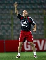 Styrmanden Thomas Gravesen er en af nøglepersonerne, når det danske landshold i aften skal forsøge at vige uden om den langsomme død, som det græske landshold rendte ind i, da europamestrene mødte Albanien.   Foto: 