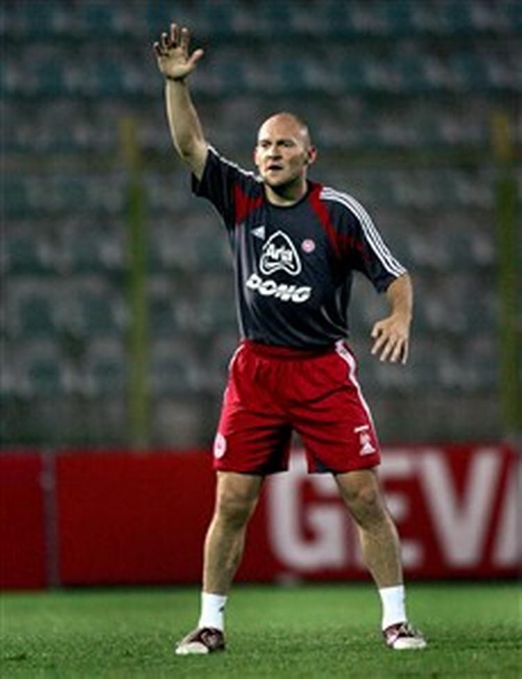 Styrmanden Thomas Gravesen er en af nøglepersonerne, når det danske landshold i aften skal forsøge at vige uden om den langsomme død, som det græske landshold rendte ind i, da europamestrene mødte Albanien.   Foto: 