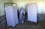 Præsidentvalget i Afghanistan begyndte i dag. Kort efter kom størstedelen af kandidaterme med beskyldninger om valgsvindel. - Foto: AP 