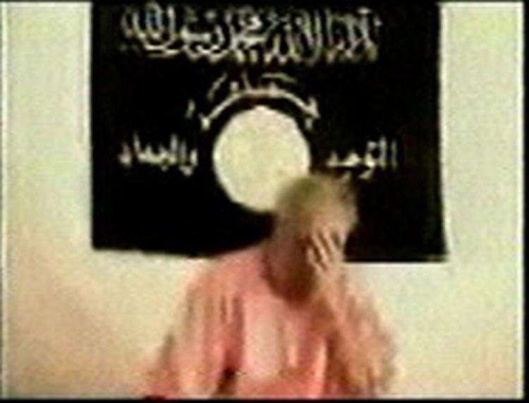 Han slap væk med hjælp fra en af sine vogtere, men fik kun en halv time på fri fod.   Foto fra video 