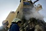 Israelske hjælpearbejdere i færd med at gennemsøge ruinerne af Hilton-hotel i byen Taba. - Foto: AP 