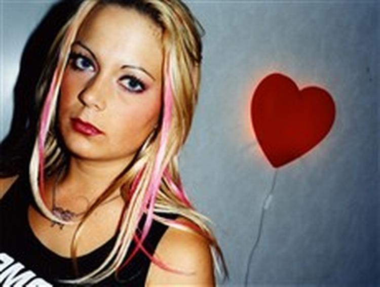 I  Et hul i mit hjerte  spiller Sanna Bråding Tess, der laver pornofilm, som faderen optager, mens hendes bror Eric ligger i dyb eksistentiel krise i et andet rum i den samme lejlighed.   PR-foto 