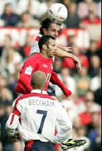 Gary Neville og David Beckham i nærkamp med Ryan Giggs. - Foto: AP 