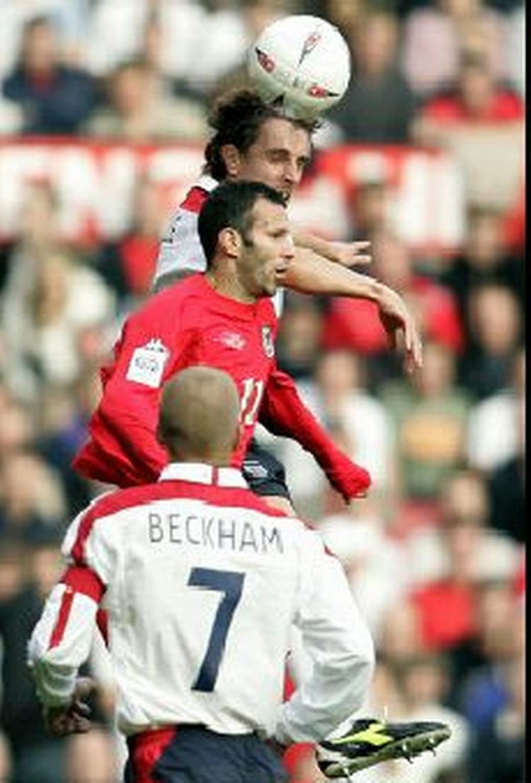 Gary Neville og David Beckham i nærkamp med Ryan Giggs. - Foto: AP 