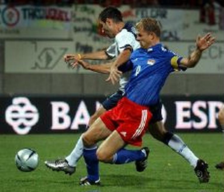 Pedro Miguel Pauleta (bagerst) scorede Portugals første mål. - Foto: AP 