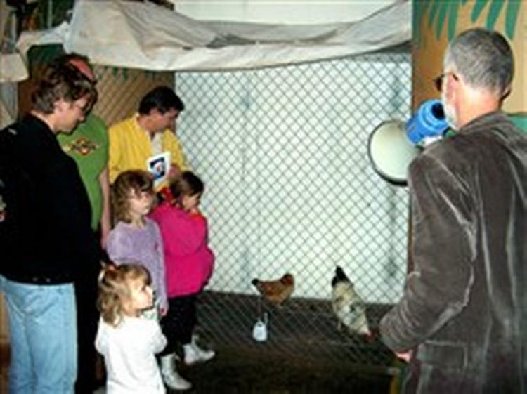 Spåhøns og HAPPS-analysesystemet udgjorde en uhyggeligt effektiv duo på Bagsidens stand i Politikens trykkælder på Kulturnatten.   Privatfoto 