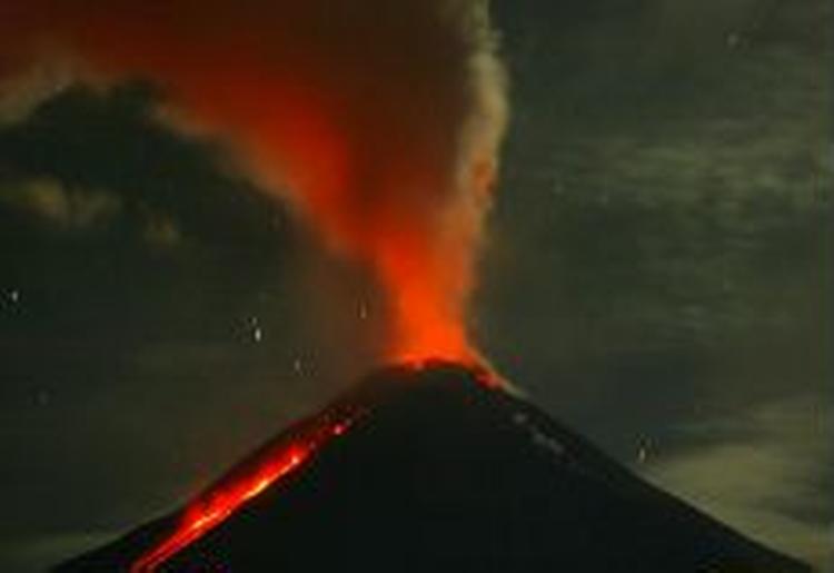 Lava på vej ned af vulkanen Colima i Mexico. Udbruddet fandt sted fredag 8. oktober. Måske stammer livet fra vulkaner som denne. - Foto: AP 