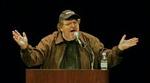 Michael Moore er helt klart ikke den store tilhænger af George W. Bush. Derfor bliver hans film nu sendt dagen før valget. - Foto: AP 