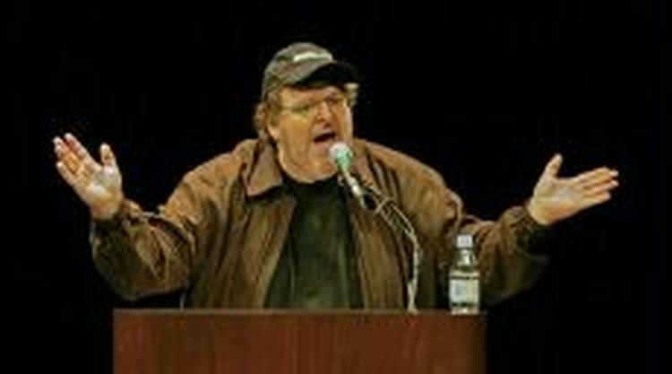 Michael Moore er helt klart ikke den store tilhænger af George W. Bush. Derfor bliver hans film nu sendt dagen før valget. - Foto: AP 