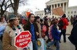 Der bliver med jævne mellemrum demonstreret foran den amerikanske Højesteret. Her er det modstandere af fri abort, som giver udtryk for deres utilfredshed. - Arkivfoto: AP 