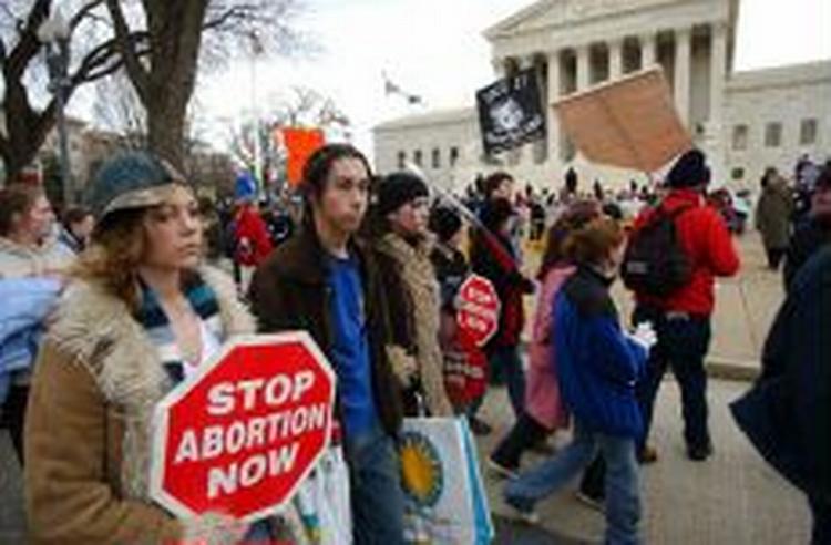 Der bliver med jævne mellemrum demonstreret foran den amerikanske Højesteret. Her er det modstandere af fri abort, som giver udtryk for deres utilfredshed. - Arkivfoto: AP 