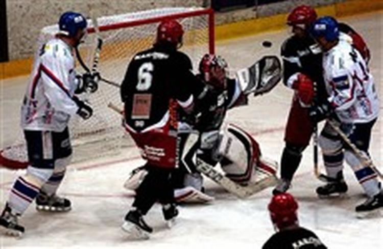 Rødovres keeper Marel Novotny havde en stor andel i sjællændernes 3-2-sejr over Frederikshavn. Tre gange spillede Frederikshavn  powerplay  med fem mod tre, men det kneb med at komme forbi Rødovrekeeperen.   Foto: Pelle Rink 