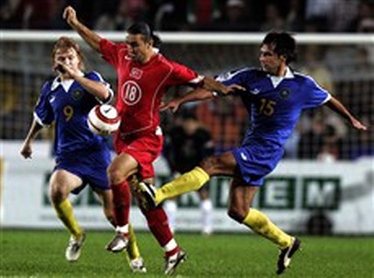 Tyrkiet har lagt sig i spidsen af Danmarks kvalifikationsgruppe med fem point for tre kampe. Lørdag slog Necati Ates (med bolden) og Tyrkiet gæsterne fra Kasakhstan med 4-0 i Istanbul.   Foto: Murad Sezer/AP 