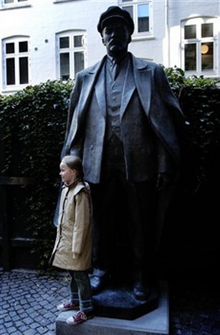 Statuen af Lenin stod oprindelig ved Tidens Højskole i Hørsholm og blev stillet op på Arbejdermuseet, da højskolen lukkede.   Foto: Pelle Rink 