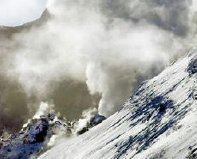 Den amerikanske vulkan Mount St. Helens i staten Washington er begyndt at røre på sig og vækker uhyggelige minder fra 1980, hvor 57 mennesker omkom under vulkanens sidste udbrud. Foto: - AP 