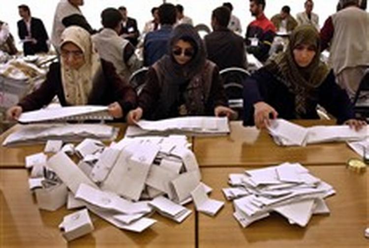 Klagerne over valget og de store afstande i Afghanistan vil formentlig forsinke stemmeoptællingen.   Foto: Hasan Sarbakshian/AP 