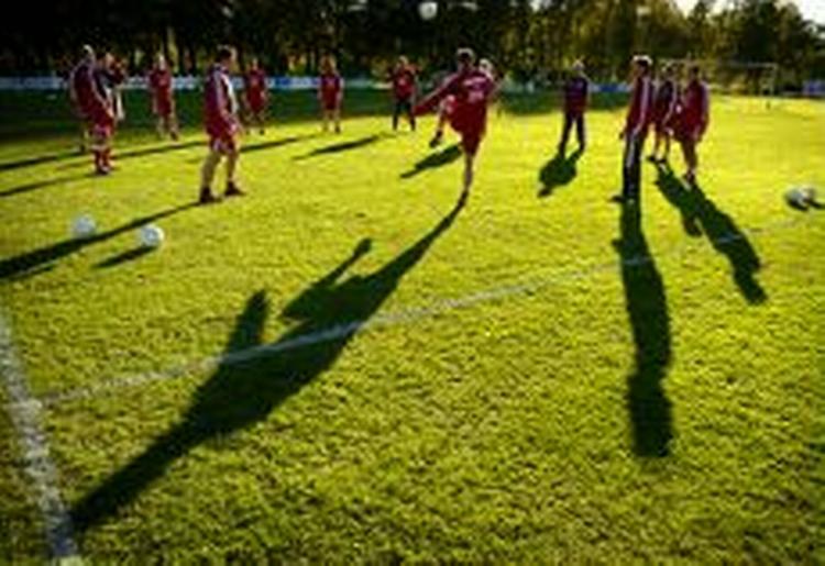 Der var tilskuertrængsel til landsholdets træning på 'den billige langside' i oktobersolskinnet. - Foto: Jens Dresling 
