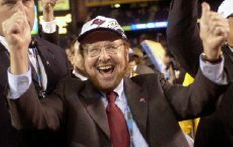 Malcolm Glazer, der her jubler over en sejr til sit hold i NFL, vil også gerne have noget at glæde sig over i Premier League. - Foto: AP 