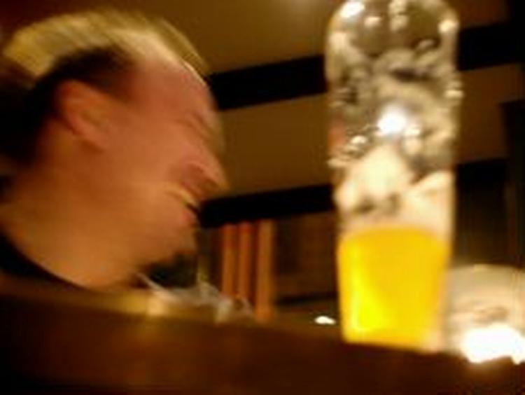 Mænd smider langt hurtigere end kvinder hæmningerne over bord, når alkoholen går ind, viser ny forskning. - Arkivfoto: Peter Hove Olesen 
