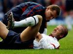 David Beckham blev skadet under lørdagens kamp mod Wales og gik bevidst efter at få et gult kort, så han kunne overstå sin karantæne, mens han alligevel sad ude med skaden. - Foto: AP 