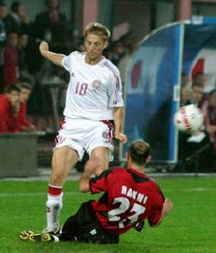 Martin Jørgensen og Jesper Grønkjær har gjort et så stort indtryk på den albanske landstræner, Hans Peter Briegel, som nu advarer tyrkerne mod de danske fløjspillere. - Foto: - AP 