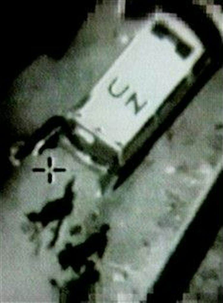 Først mente den israelske hær, at en raket blev læsset ind i ambulancen på dette billede. Nu mener hæren, at der er tale om en båre. - Foto: AP 