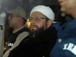 Metin Kaplan, leder for en forbudt islamisk organisation, der vil gøre Tyrkiet til en islamisk stat, blev tirsdag aften eksorteret af tyrkisk sikkerhedsvagter til Istanbul. Her vil han blive sigtet for højforræderi. - Foto: - AP 