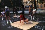 HØJT AT FLYVE. The Rock Steady Crew var en af de første og mest legendariske break dance-grupper - b-boys - som blev etableret i 1970'erne i Bronx, New York. - Foto: Martha Cooper 