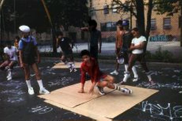 HØJT AT FLYVE. The Rock Steady Crew var en af de første og mest legendariske break dance-grupper - b-boys - som blev etableret i 1970'erne i Bronx, New York. - Foto: Martha Cooper 