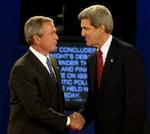 En ny dokumentarfilm vil stemple John Kerry som landsforræder. Nyheden om filmen kommer kort tid før den sidste debat mellem de to præsidentkandidater. John Kerry er favorit til at vinde nattens debat. - Foto: AP 