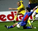 Sveriges Fredrik Ljungberg i et gennembrud mod Island. - Foto: AP 