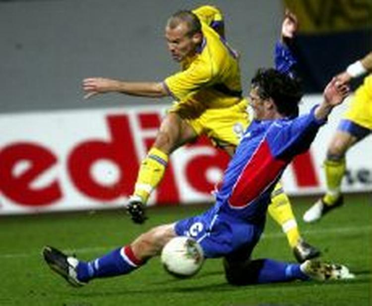 Sveriges Fredrik Ljungberg i et gennembrud mod Island. - Foto: AP 