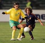 Spaniens Carlos Puyol i nærkamp med Litauens Tomas Danilevicius. - Foto: AP 