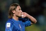 Totti fejrer sig selv og sin scoring med et kys på hånden. - Foto: AP 