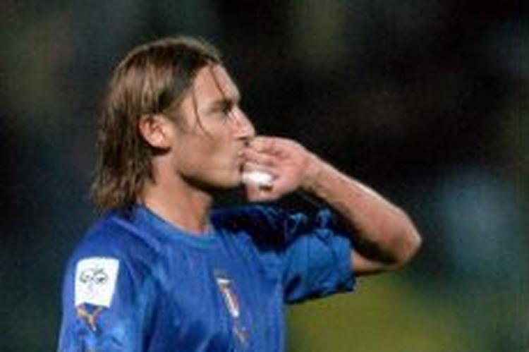 Totti fejrer sig selv og sin scoring med et kys på hånden. - Foto: AP 
