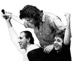 Boomtown Rats-sangeren Bob Geldof var manden, der fik ideen til Live Aid-koncerterne, som nu genudsendes i hele deres længde på dvd. Her bæres han i kongestol af kollegerne Pete Townshend (The Who) og Paul McCartney.   Arkivfoto: Polfoto 