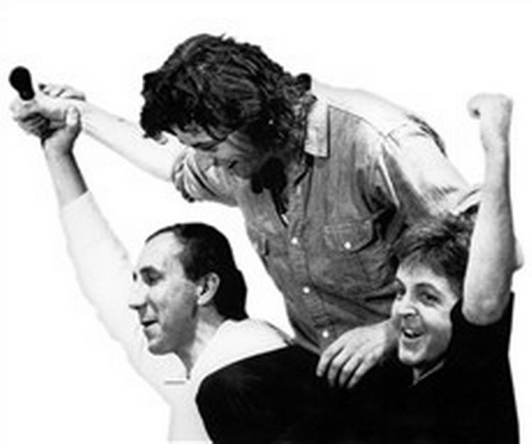 Boomtown Rats-sangeren Bob Geldof var manden, der fik ideen til Live Aid-koncerterne, som nu genudsendes i hele deres længde på dvd. Her bæres han i kongestol af kollegerne Pete Townshend (The Who) og Paul McCartney.   Arkivfoto: Polfoto 