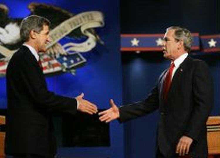 Tonen og atmosfæren var mere afdæmpet ved den tredie og sidste tv-duel imellem George W. Bush og John Kerry, da de i nat duellerede om indenrigspolitik. - Foto AP 
