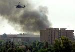 Røg bølger op fra den skarpt bevogtede grønne zone i Bagdad, hvor to selvmordsbombere i dag dræbte fem mennesker. - Foto: AP 