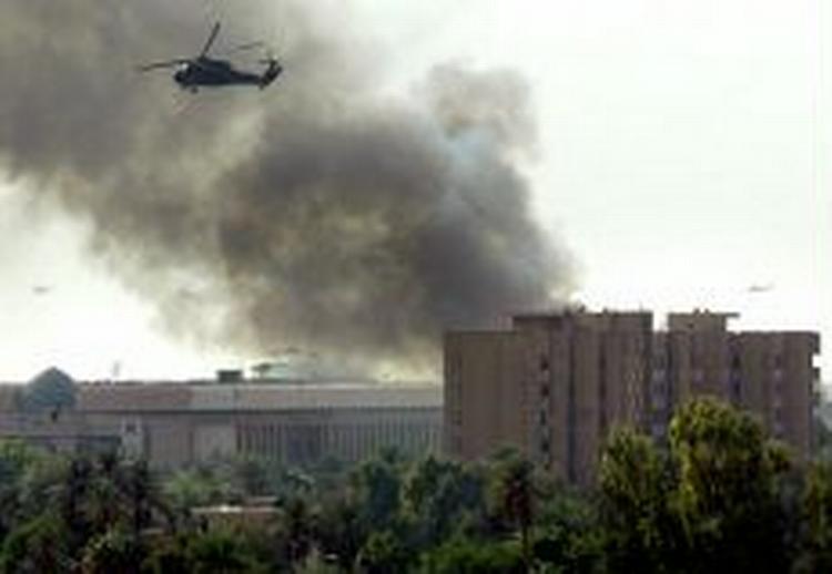 Røg bølger op fra den skarpt bevogtede grønne zone i Bagdad, hvor to selvmordsbombere i dag dræbte fem mennesker. - Foto: AP 