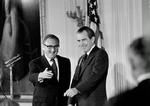 Esmanns biografi kaster blandt andet et kritisk lys på Henry Kissinger (tv.), der var udenrigsminister under Richard Nixon (th.). Nu trækkes biografien tilbage fordi, der er mistanke om, at passager er skrevet af fra en anden bog. - Foto: AP 