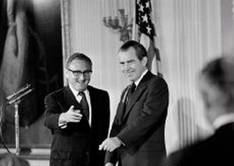 Esmanns biografi kaster blandt andet et kritisk lys på Henry Kissinger (tv.), der var udenrigsminister under Richard Nixon (th.). Nu trækkes biografien tilbage fordi, der er mistanke om, at passager er skrevet af fra en anden bog. - Foto: AP 