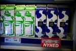 Tysk Engholm-mælk på hylden ved siden af Arla i en dansk køledisk. - Foto: Lars Skaaning 
